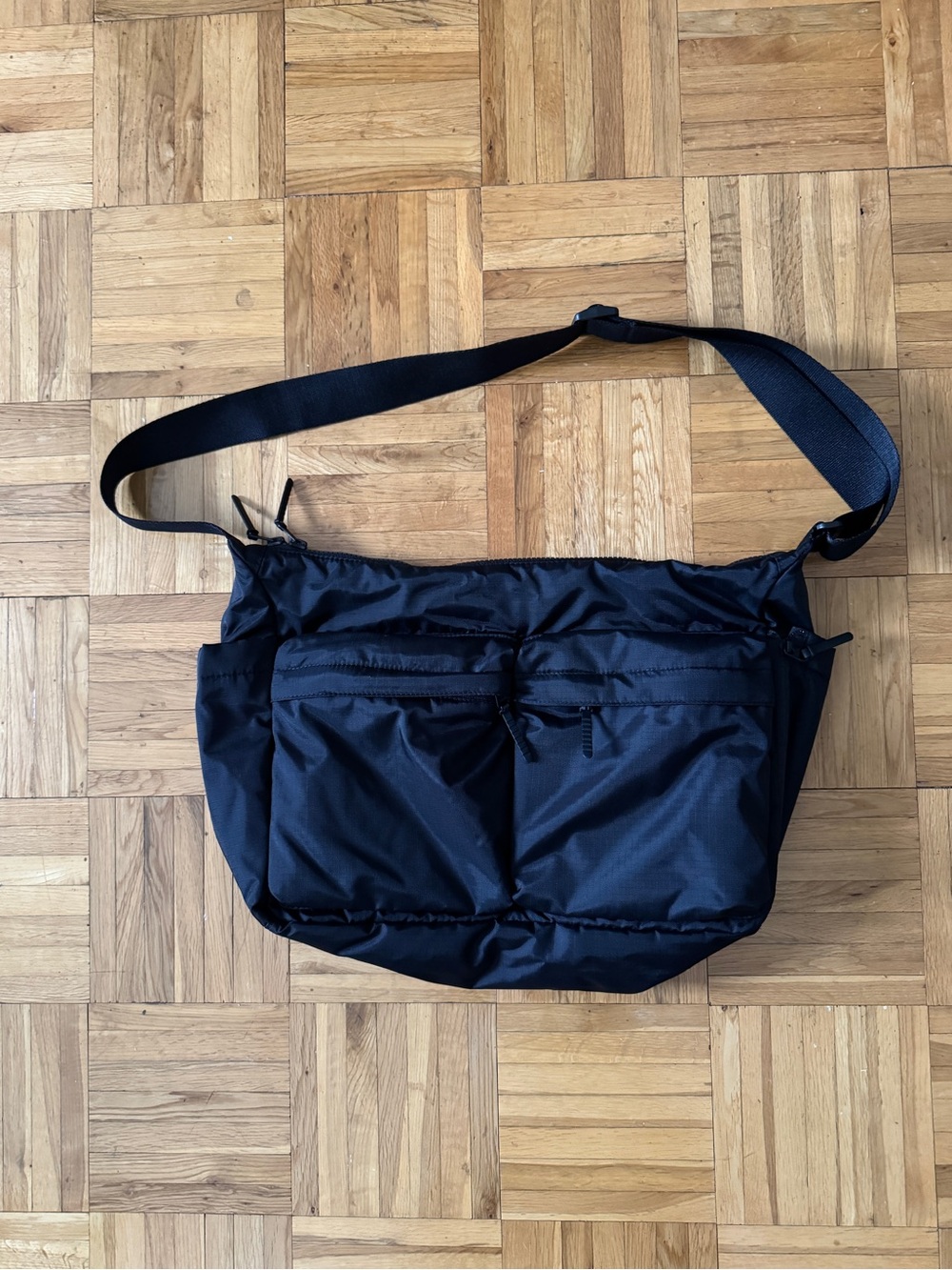 Uniqlo Multi Pocket Shoulder Bag in Black